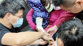 女童玩具卡手指　金門消防員成功救援金門縣一名3歲女童手指被玩具卡住，父母試圖幫忙卻導致女童手指腫發紺，求助消防局幫忙，消防隊員連番安撫並採用斜口鉗慢慢剪除，成功化解卡指危機。（金門縣消防局提供）中央社記者黃慧敏傳真　109年3月17日