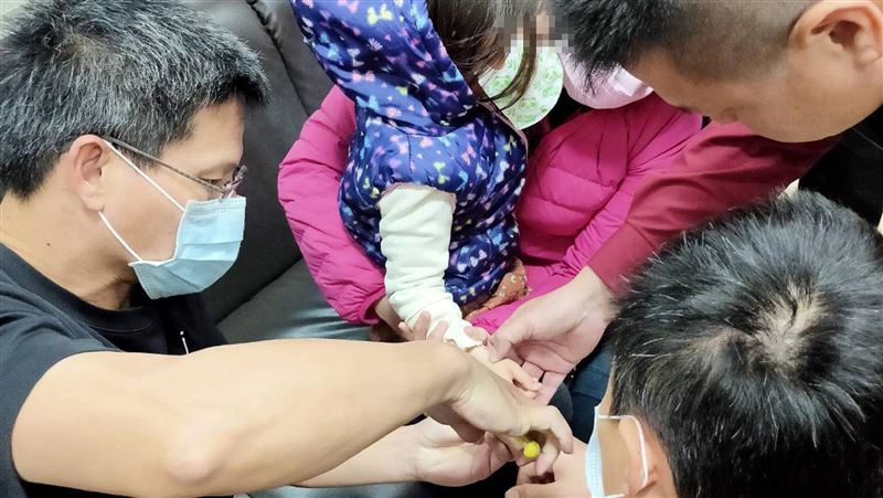玩具卡手指女童哭鬧　消防員成功救援