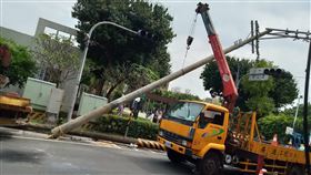 新北板橋電線桿遭扯斷　全力搶修（1）新北市板橋區公所表示，溪崑二街112巷一處電線桿17日上午因附掛纜線過低，一輛預拌混凝土車輛行經時不慎拉扯造成電桿斷裂，台電獲報也迅速派員搶修。（板橋區公所提供）中央社記者黃旭昇新北市傳真  109年3月17日