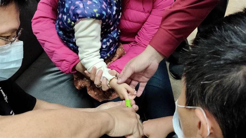 女童手指卡玩具腫脹　警消利剪助脫困