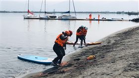 因應疫情　鵬管處閉門演練遊湖船失火救火大鵬灣國家風景區管理處17日舉辦遊湖船失火救火演練，因應疫情「閉門」演練，沒有邀請相關單位及民眾參觀；4月登場的「遊艇帆船系列活動」將延到5月舉辦。（鵬管處提供）中央社記者郭芷瑄傳真　109年3月17日