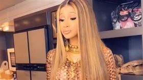 女星粗口狂飆「冠狀病毒是真的！」竟成超熱門單曲（圖／翻攝自iamcardib IG）