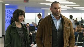 記者邱于倫／綜合報導

在漫威的《星際異攻隊》系列電影中飾演「毀滅者德克斯」的拳擊手男星巴帝斯塔（Dave Bautista）靠著粗壯的外型吸引不少粉絲喜愛，然而新片卻搭檔9歲小女孩，以兩人的相處為背景拍攝而成的動作喜劇電影。然而近月來因為武漢肺炎（新冠肺炎）引發各地電影延期上映，沒想到巴帝斯塔的新作《間諜速成班》卻表示要提前9天上映，可說是逆向操作。



▼▲（圖／CATCHPLAY提供）

