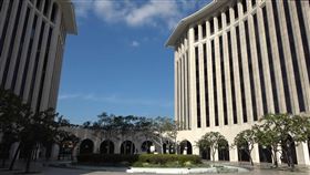 洛杉磯經文處棲身大樓30多年駐洛杉磯台北經濟文化辦事處設於韓國城的商辦大樓內30多年，行人若不注意，很難發現台灣的駐外單位在這裡辦公。中央社記者林宏翰洛杉磯攝  108年9月24日