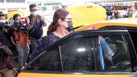 ▲中和區瓦磘里里長林綺芳，被里民抓包，搭乘計程車返家，鄰居直言「以後不敢出來買東西了」。