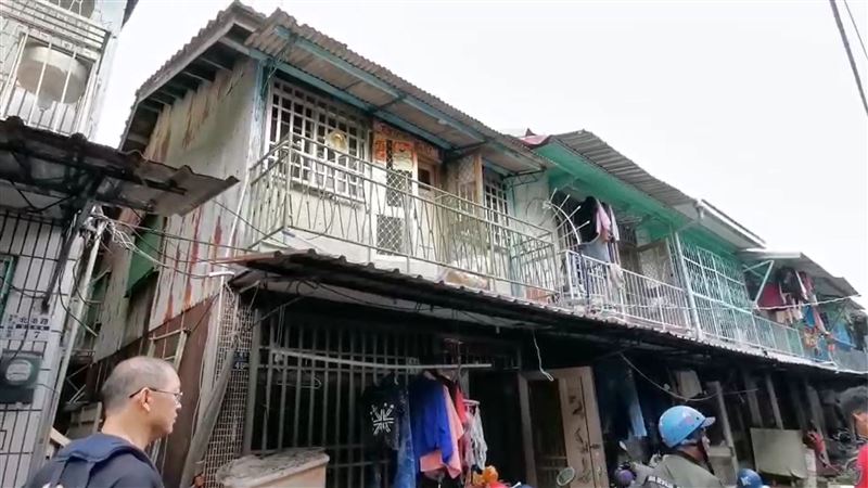 快訊／嘉市鐵皮屋竄黑煙　民眾困陽台