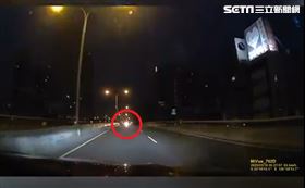 清晨摸黑出門　突見車前有「佛光」　真相竟是三寶逆向（圖／翻攝畫面）