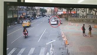 幼稚園前男強開車門擄童？驚悚畫面曝