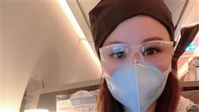 留英台灣學生全副武裝返台劍橋台灣同學會會長戴莉16日返台，在機上全副武裝防疫，不僅戴口罩還身穿雨衣。（戴莉提供）中央社記者戴雅真倫敦傳真  109年3月18日