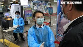 台北捷運公司將在北車設置4台紅外線熱顯像儀，藉以監測每位旅客的體溫。（圖／翻攝畫面）