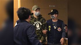 ▲檢警接獲線報，顧姓電子菸業者涉嫌囤積高達7000片醫療用口罩及200多片N95。（圖／翻攝畫面）