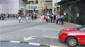 馬來西亞鎖國首日　街道不見車龍人潮馬來西亞18日實施行動管制令，除了指定單位，許多行業暫停營運14天，學校也停課兩週，吉隆坡多個地區交通順暢，路上難得不見車龍，街道也人潮稀疏。中央社記者郭朝河吉隆坡攝  109年3月18日