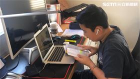 ▲加州公立學校全停課，小孩在家線上教學。（圖／孫小姐提供）