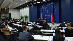 簽證為武器  中國驅逐外媒未來可能更頻繁中國外交部18日凌晨宣布3家美媒記者簽證到期必須離境，這是中方對外媒採取的最大規模及最嚴厲的行動。未來，中國以簽證為武器，對外媒的驅逐行為還可能擴大。圖為中國外交部舉行中外記者會場景。（中新社提供）中央社  109年3月18日