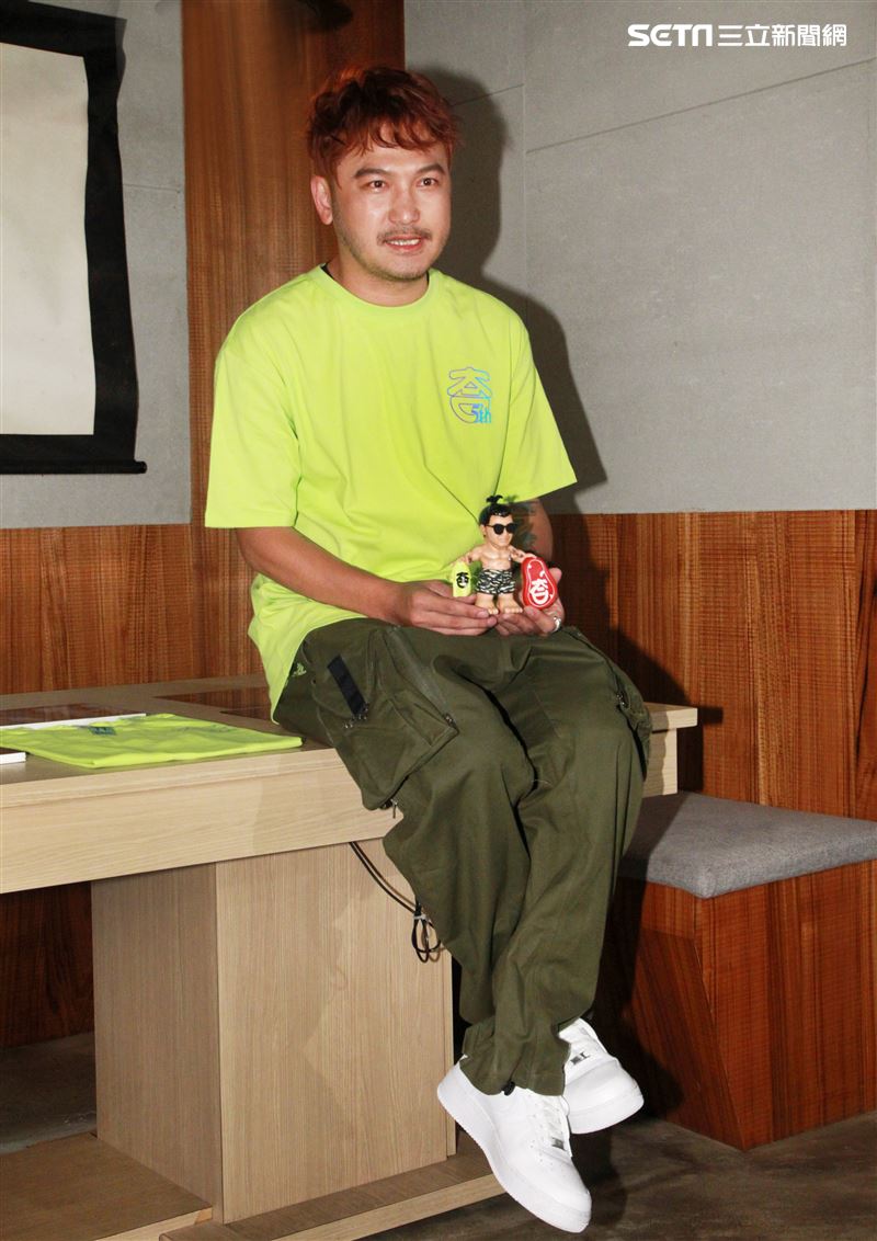 KID回歸「玩很大」親手設計公仔超野人。（記者邱榮吉/攝影）