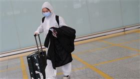 海外疫情爆發  香港各大學建議留學生返回武漢肺炎疫情在海外爆發，香港大批在歐美留學或交流的學生備受關注，其中交流生有數千人，校方都建議他們回港避疫。圖為17日自英國倫敦返抵香港班機，其中有旅客穿上整套防護衣。（中通社提供）中央社  109年3月18日