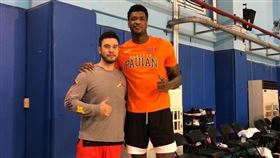 ▲璞園正式簽約賈西亞（Charles Garcia）。（圖／翻攝自桃園璞園建築籃球隊粉絲團）