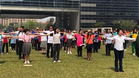 盧秀燕與百名校長共舞拍片挨批（1）武漢肺炎疫情延燒，台中市政府卻邀約百名國小校長與市長盧秀燕（前右）一起拍攝兒童節祝褔影片。（台中市議員江肇國提供）中央社記者趙麗妍傳真  109年3月18日