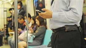 武漢肺炎疫情蔓延，中央流行疫情指揮中心18日宣布攜手宏達電與LINE，以電子化加速入境資料檢核及程序，結合後端「電子圍籬智慧監控系統」，透過手機定位方式掌握行蹤，以確保防疫措施的落實。（示意圖／中央社檔案照片）