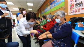 中市社區關懷據點防疫升級  盧秀燕視察台中市社區關懷據點防疫升級，除落實體溫量測與消毒政策，老人共餐服務也全面改為餐盒方式，市長盧秀燕（前左2）18日前往關懷據點視察防疫措施，逐一為長輩消毒雙手。中央社記者蘇木春攝  109年3月18日