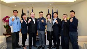 國民黨新人事就定位國民黨新黨務人事就定位，黨主席江啟臣（左4）18日率一級主管出席中常會。左起副秘書長謝龍介、柯志恩、秘書長李乾龍、江啟臣、文傳會主委王育敏、副秘書長顏寬恒、行管會主委邱大展、組發會主委葉壽山。（國民黨提供）中央社記者余祥傳真 109年3月18日