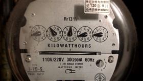 經濟部決議不調整　電價連4凍經濟部18日舉行電價費率審議會，考量國際原油價格持續在低點徘徊，加上武漢肺炎疫情衝擊民生產業，做出不調整決議，電價連4凍，每度維持新台幣2.6253元。中央社記者王飛華攝　109年3月18日