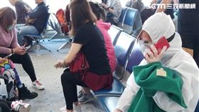 ▲雅典機場候機室，有乘客穿著全套防護衣。（圖／讀者提供）