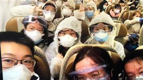▲。在英國的中國留學生搭機回中國，每個都全副武裝（圖／桃園市議員舒翠玲提供）