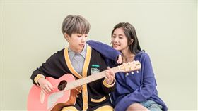 雙聲女團晨悠melFlow找13歲馮羿擔任吉他老師。（圖／獨一無二娛樂文化提供）