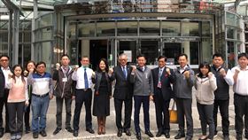 新竹市量販業防疫總動員　林智堅視察武漢肺炎疫情延燒，新竹市長林智堅（右6）18日視察百貨量販業防疫情形，當地百貨量販業者代表也到場交流，討論防疫措施，林智堅肯定業者防疫作為，一同守護市民健康。中央社記者郭宣(文三)攝　109年3月18日