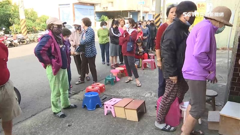 搶口罩潮再現　「椅子代排」成奇觀