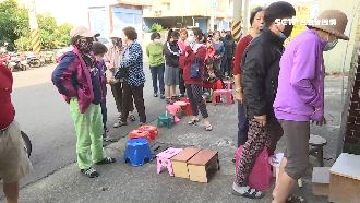 搶口罩潮再現　「椅子代排」成奇觀