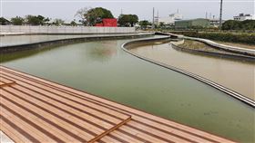 屏東台糖紙漿廠河岸綠水園區　預計年底完工台糖公司位於屏東市的紙漿廠關廠25年，屏東縣政府爭取經費打造「殺蛇溪生活心樂章」綠水園區，整個園區預計年底完工。中央社記者郭芷瑄攝　109年3月18日
