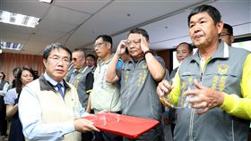 台南巡守大隊長捐6000副護目鏡台南市守望相助巡守大隊大隊長宋俊明18日捐贈6000副護目鏡，由台南市長黃偉哲（前左）代表接受，護目鏡將提供給巡守隊員巡護社區時使用，以避免感染。（台南市政府提供）中央社記者張榮祥台南傳真　109年3月18日