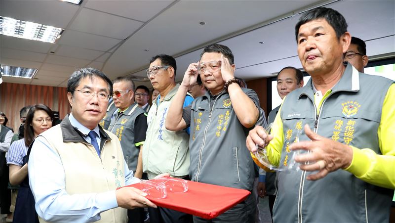 防疫需武器　巡守大隊長捐六千護目鏡