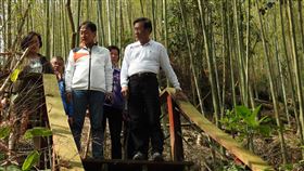 鹿谷鄉和雅遊憩區環境營造計畫　林明溱踏勘南投縣政府提報鹿谷鄉和雅遊憩區設施環境營造計畫，獲交通部核定補助，將投入經費改善步道、公園平台、遊憩導覽牌，南投縣長林明溱（前右）18日實地踏勘。（南投縣府提供）中央社記者蕭博陽南投傳真　109年3月18日