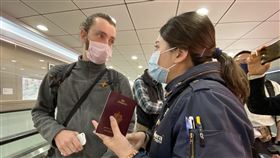 限制入境影響  外籍旅客抵台滿臉錯愕受到疫情管制外國旅客入境，搭乘捷星航空從新加坡來台的法籍旅客（左），19日清晨抵台後得知無法入境時滿臉錯愕，對於滯留機場感到憂心。中央社記者邱俊欽桃園機場攝　　109年3月19日