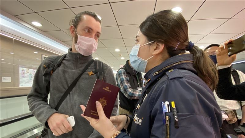 限制入境影響　法籍旅客抵台滿臉錯愕