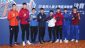 疫情影響UBA決賽閉門打籲球迷看轉播參與108學年度UBA大專籃球聯賽公開一級決賽即將在小巨蛋登場，受武漢肺炎疫情影響，將採閉門賽舉行，主辦單位18日舉行記者會，進入決賽的球員代表齊聚，呼籲球迷觀看轉播參與。中央社記者王騰毅攝  109年3月18日