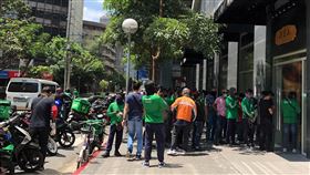 大馬尼拉封城 飲料店外送員排長龍因武漢肺炎疫情，菲律賓大馬尼拉和呂宋島自17日起封城、封島，只有超市和餐廳等店家可以營業。18日在大馬尼拉鬧區飲料店前，食物外送員排了長長一條人龍。（台商Lisa提供）中央社記者陳妍君馬尼拉傳真 109年3月18日