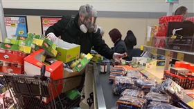 ▲德國驚見戴防毒面罩搶購物資。（圖／翻攝自原來德國一點也不機車臉書）