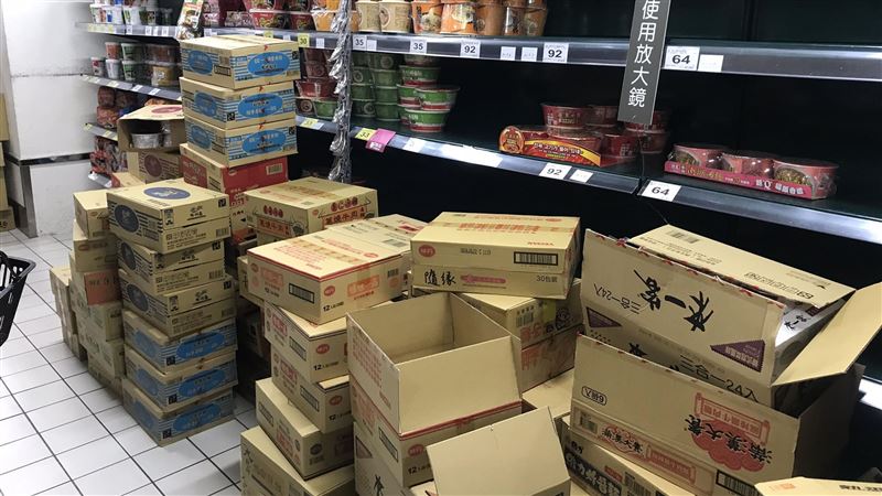 民生物資被掃光　家樂福員工狂補貨