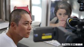 《脫癮而出》的演員群有資深藝人周嘉麗、高群、王燦、梁佑南，及新銳演員謝于婷、杜韋立等人。故事背景為一名享譽國際的彩妝大師趙翊揚（王燦飾演），因為染毒而成為階下囚，從墮落、逃避、反省、改過。圖／劇組提供