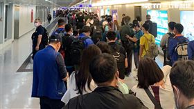 ▲機場入境檢疫大排長龍。（圖／洪小姐提供）