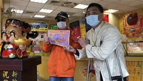 ▲幸運得主（左）現身感謝彩券行。（圖／台灣彩券提供）