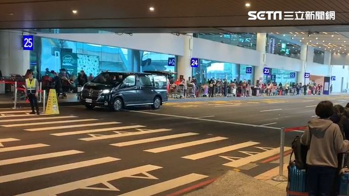 桃機爆萬人返國潮　搭車要排2小時