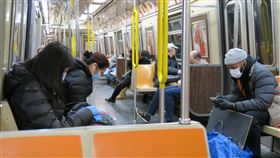 紐約客防疫　搭地鐵戴口罩民眾增加武漢肺炎疫情蔓延，紐約地鐵上愈來愈多非亞洲面孔戴起口罩，與過去一段時間幾乎清一色是東方人戴口罩有顯著差別。中央社記者尹俊傑紐約攝　109年3月19日