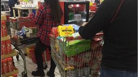 罐頭泡麵之亂無關疫情　鄉民推文反轉真相「為了清明」（圖／翻攝畫面）