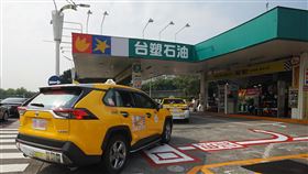 台塑石油推優惠  補貼計程車油錢（2）交通部拍板計程車油料補貼，4月起每個月在500公升加油上限內，每公升減收油價新台幣4元，相當每輛車每個月補貼2000元。台塑石油16日起加碼推出優惠，計程車業者申辦台塑TAXI卡即可享有汽油每公升3元優惠，加上交通部補助，最高可享汽油每公升7元優惠，盼共度難關。中央社記者裴禛攝  109年3月18日