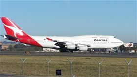 澳洲航空公司19日表示，將會暫停所有國際航班並裁減國內航班近2/3，並暫時裁減2萬名員工。（圖取自twitter.com/Qantas）